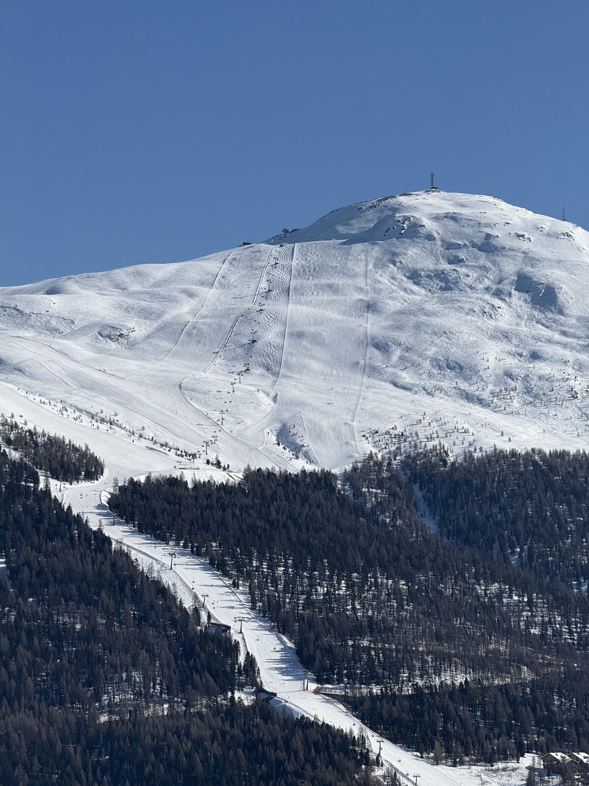 Breite Schneehänge und Liftanlagen über Livigno