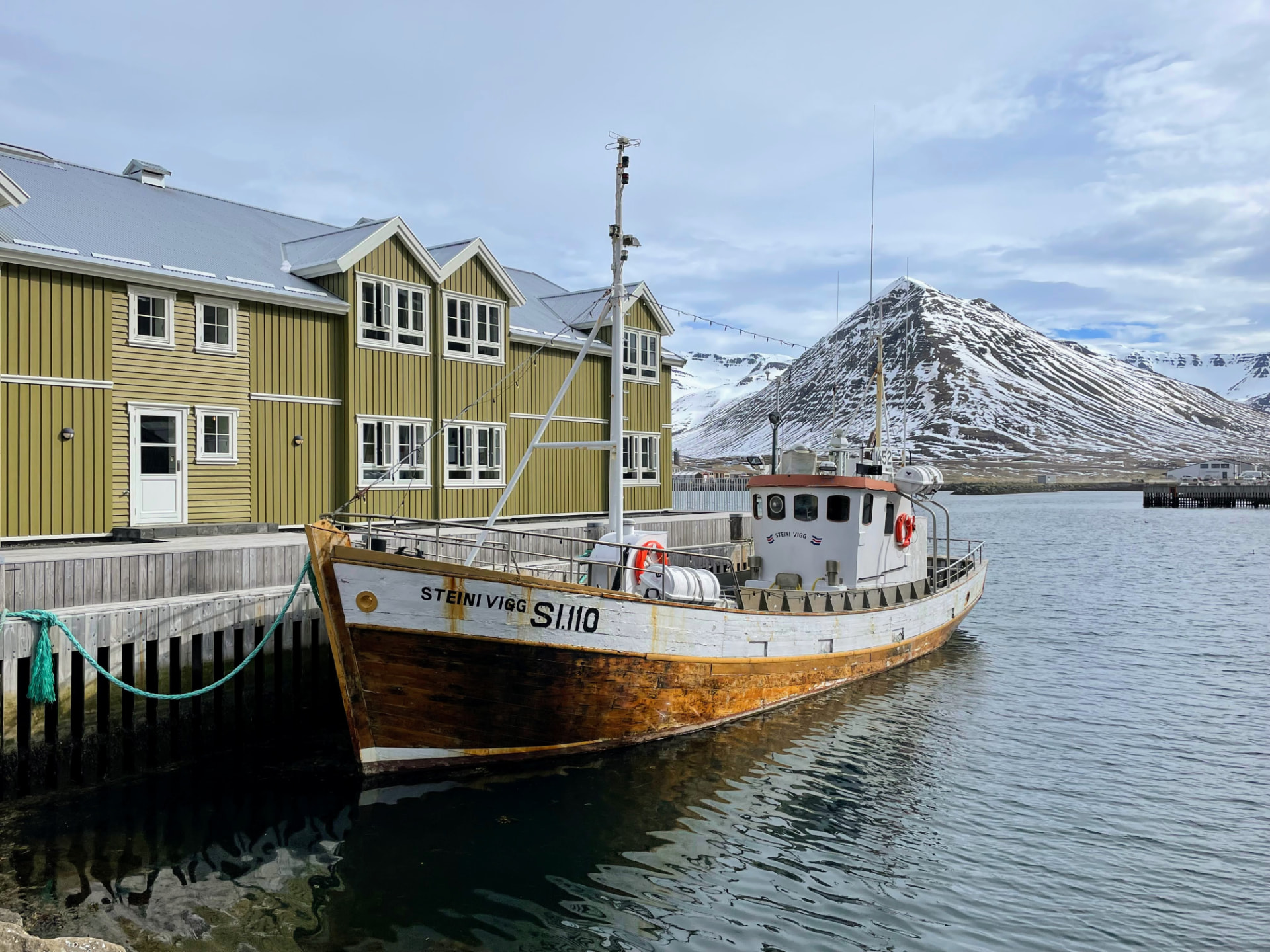 Fischerboot Steini Vigg am Kai vor dem Siglo Hotel