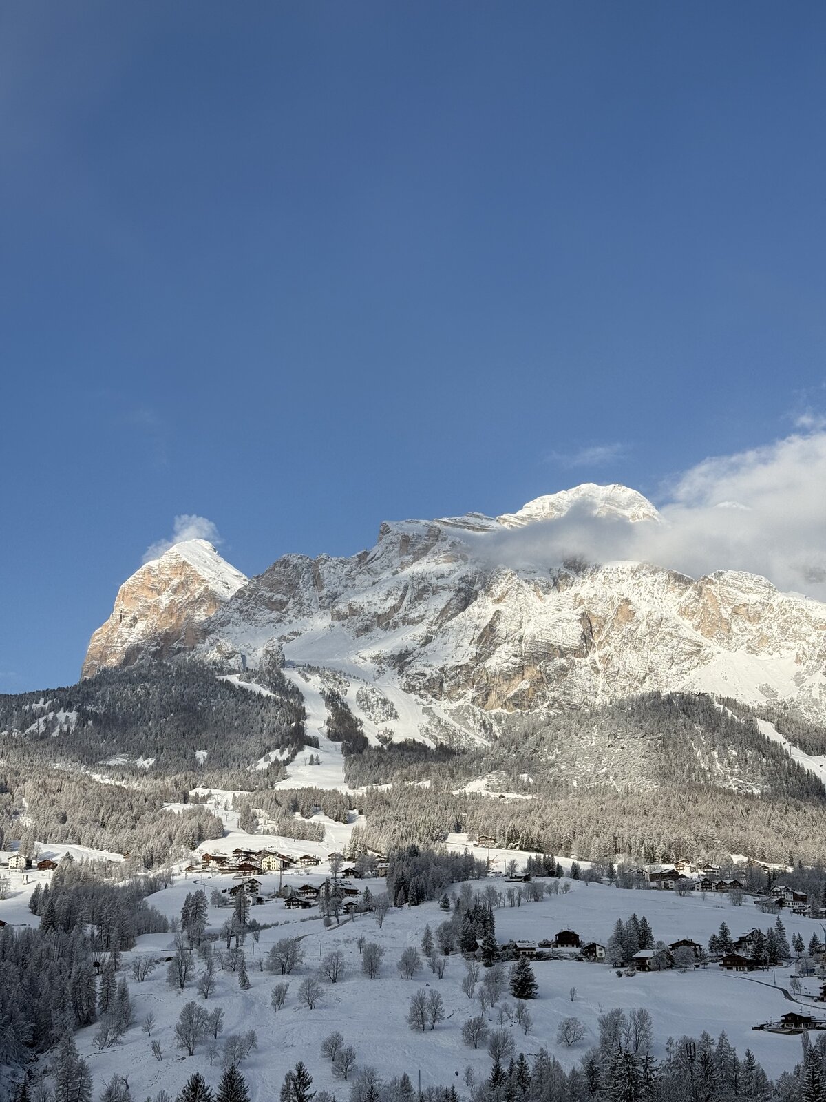 Verschneite Dolomitengipfel über Cortina d'Ampezzo