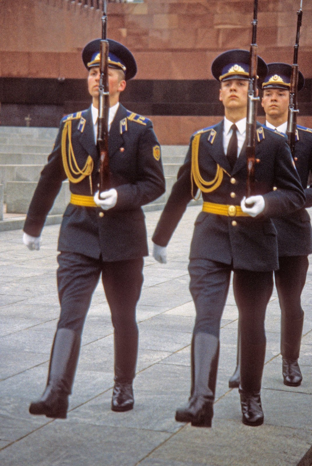 Drei Soldaten der Ehrenwache marschieren im Gleichschritt