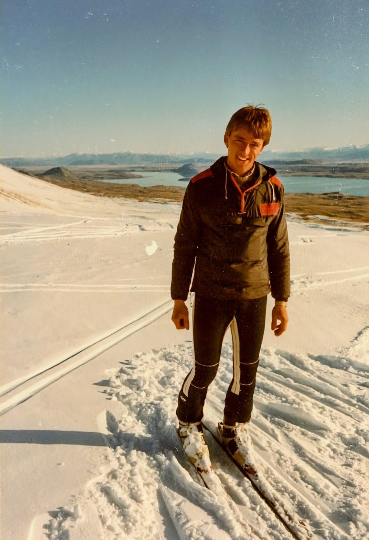 Junger Skilehrer auf der Piste über dem türkisfarbenen Lake Tekapo