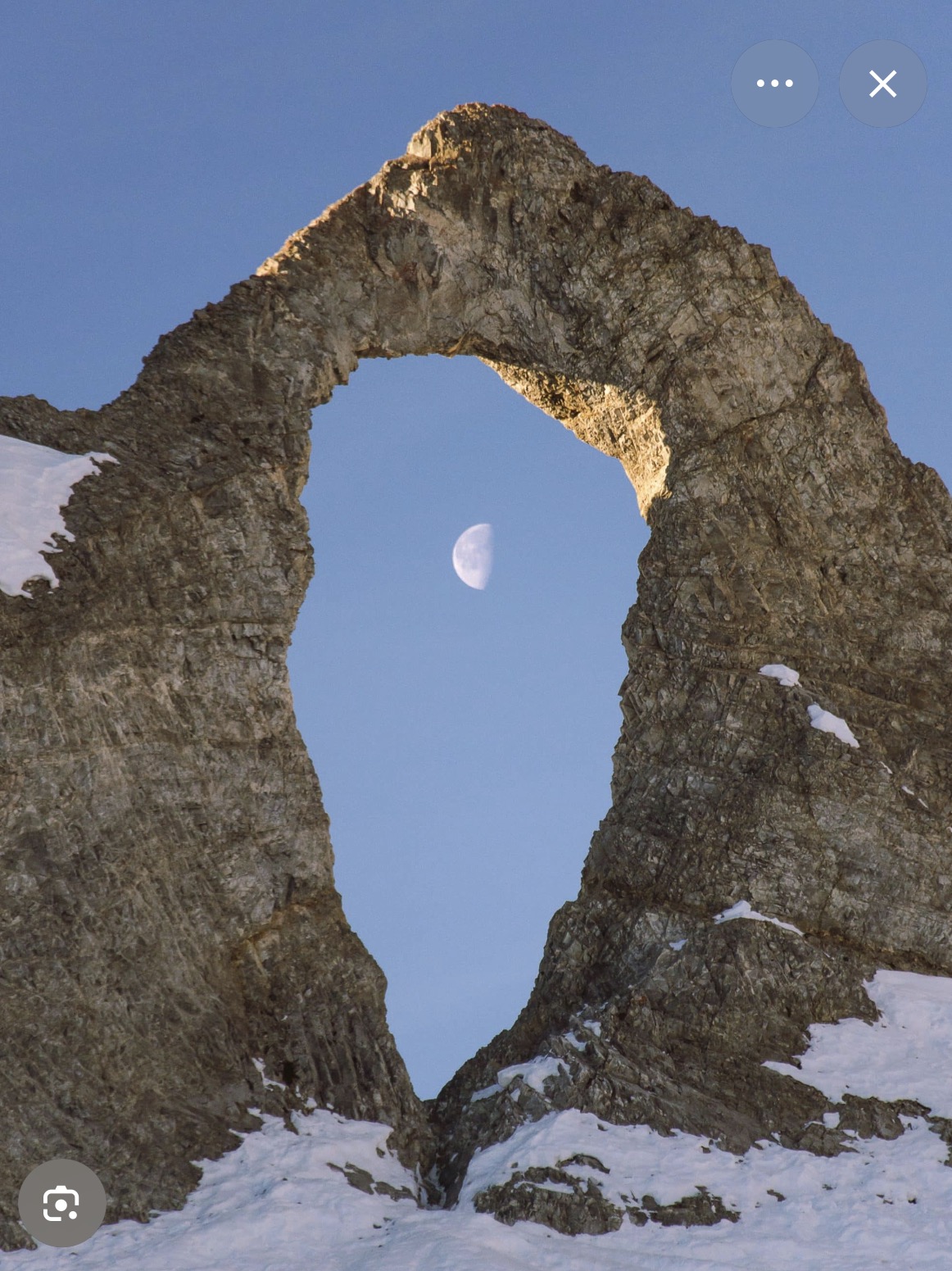Felsnadel mit Durchblick und Mond dahinter