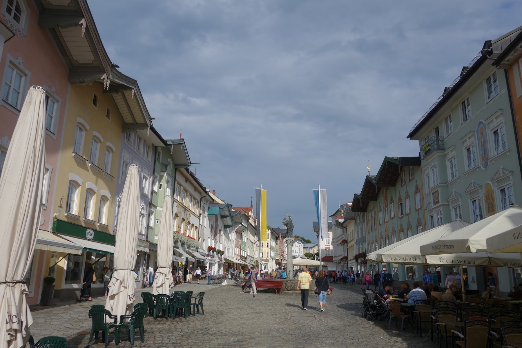 Die abschüssige Marktstrasse von Bad Tölz mit bemalten Häuserfassaden