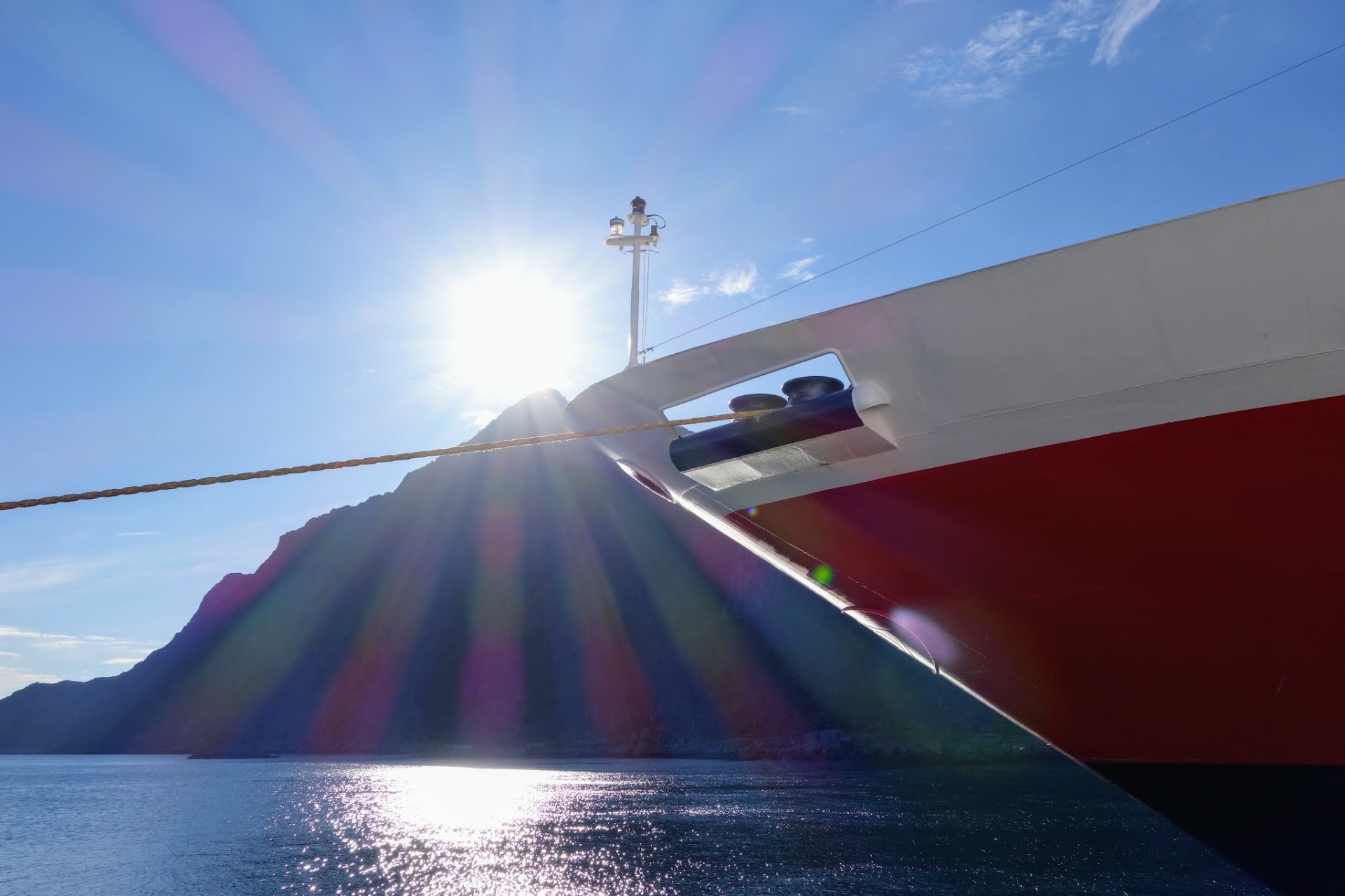 Bug eines Hurtigruten-Schiffs im Gegenlicht der tief stehenden Sonne