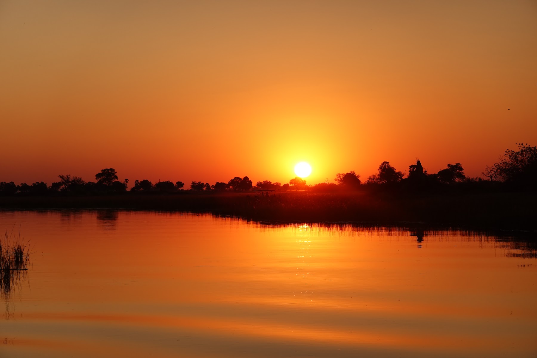 Sonnenuntergang mit Spiegelung über den Wasserwegen