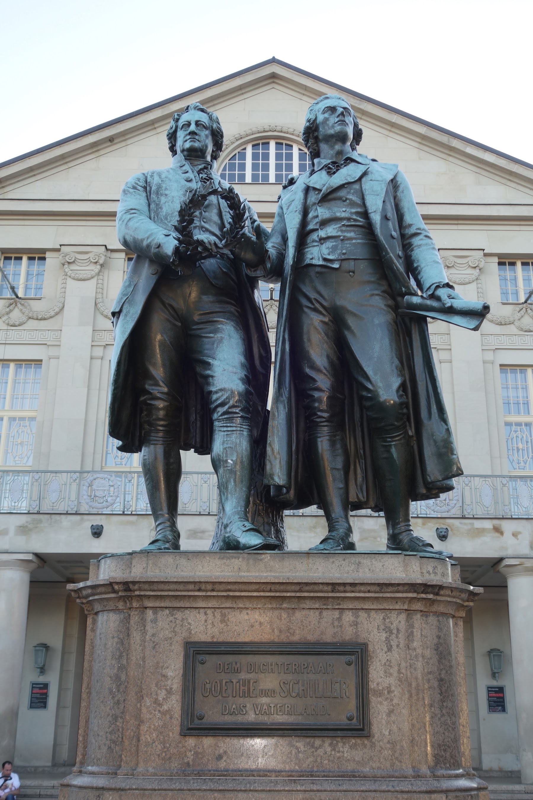 Das Goethe-Schiller-Denkmal vor dem Nationaltheater in Weimar