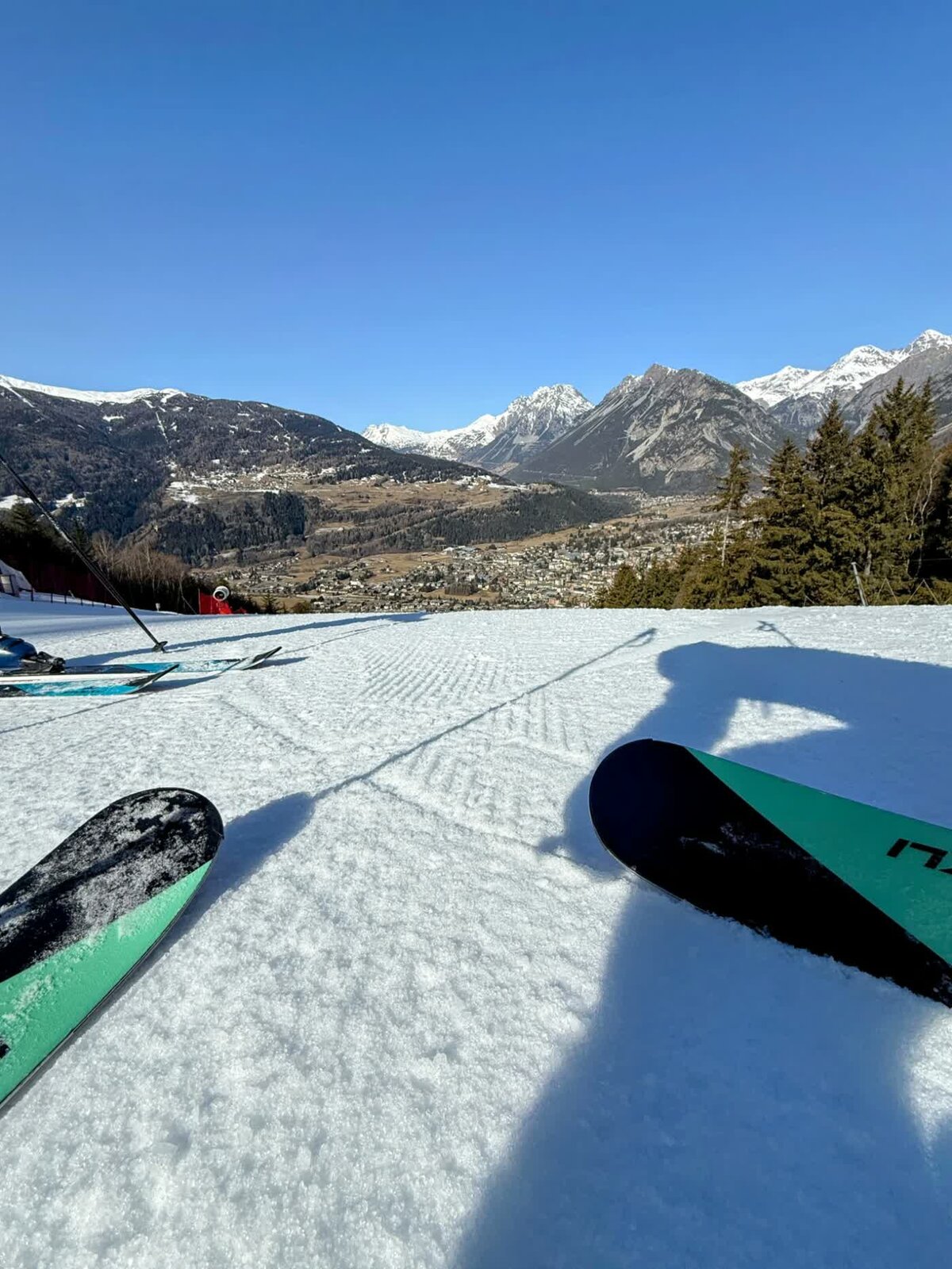 Skispitzen auf präparierter Piste über dem Tal von Bormio